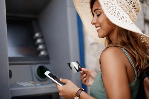 Jak vybírat z bankomatů v zahraničí